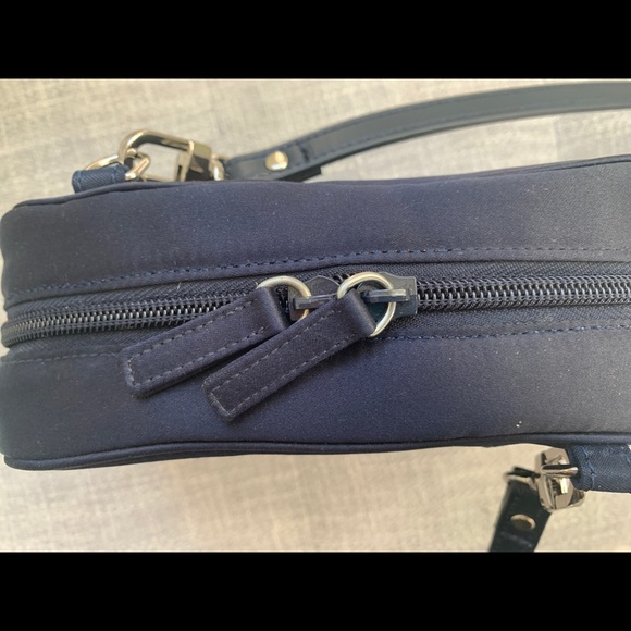 𝐒𝐎𝐋𝐃 𝐒𝐎𝐋𝐃 𝐒𝐎𝐋𝐃 𝐒𝐎𝐋𝐃 Prada - Picture 3 of 4